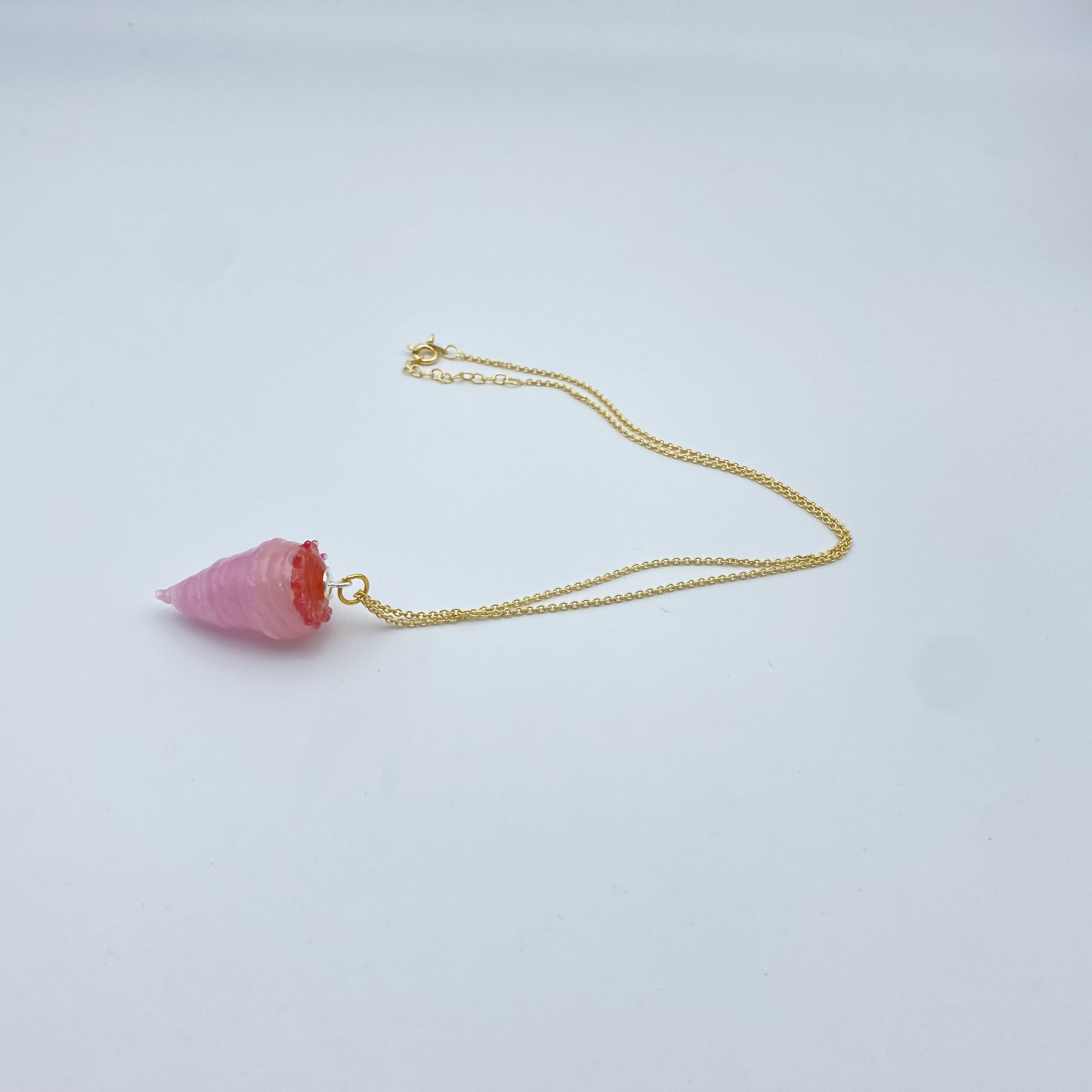 collier_pendentif_chaine_courte_verre_rose_opalin_monte_sur_une_chaine_en_argent_plaque_or copie | EMPREINTES Paris