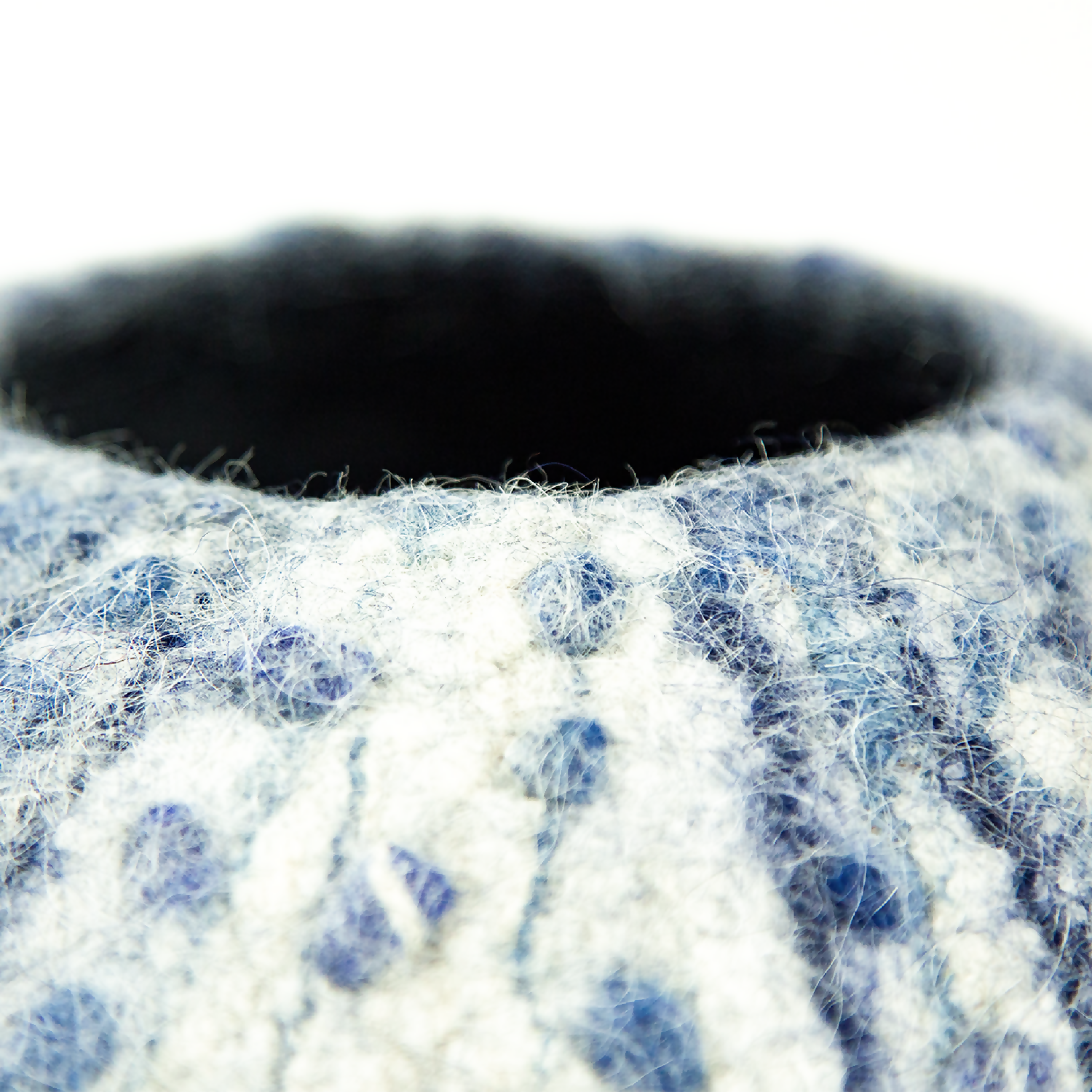 vide_poche_oursin_bleu_blanc_en_feutre_de_laine_atelier_lanzetta copie 2 | EMPREINTES Paris