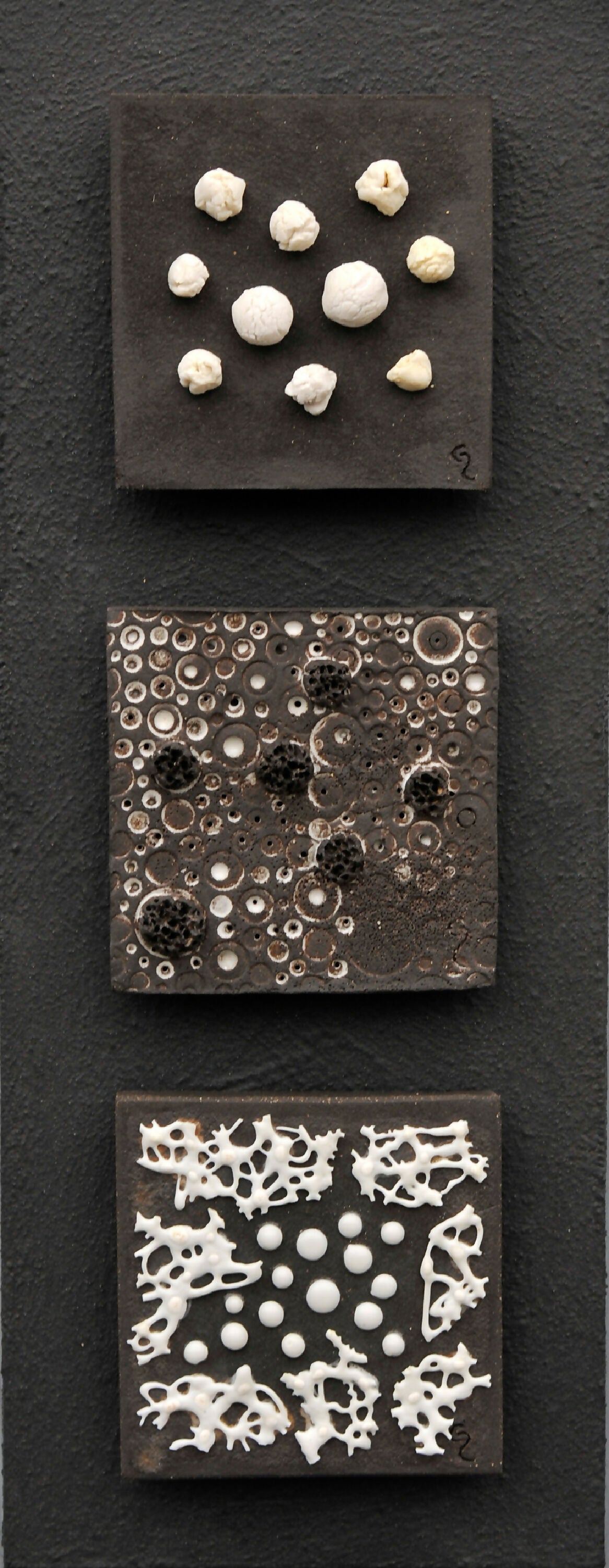 Bas relief tableau grès noir et porcelaine collection triptyque 5 | EMPREINTES Paris