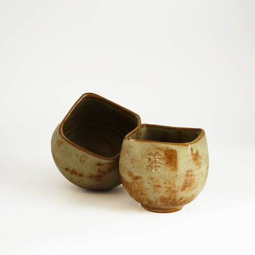 Tasse en grès - ocre avec kanji 'thé' | EMPREINTES Paris - EMPREINTES Paris