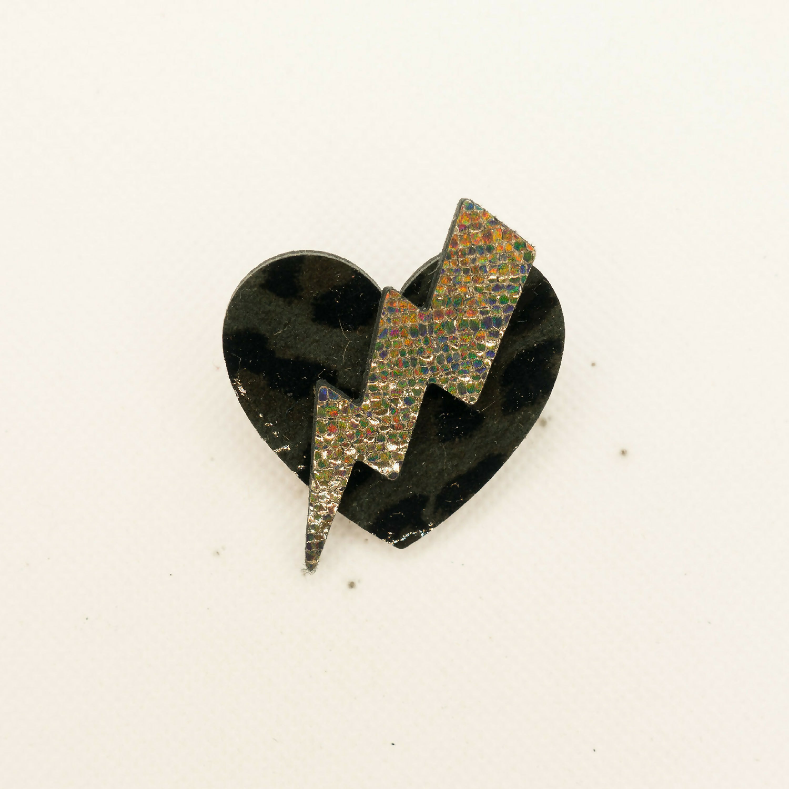 broche_coup_de_foudre_en_cuir_finition_leopard_brillant_et_dore_julie_troncin_maroquinerie | EMPREINTES Paris