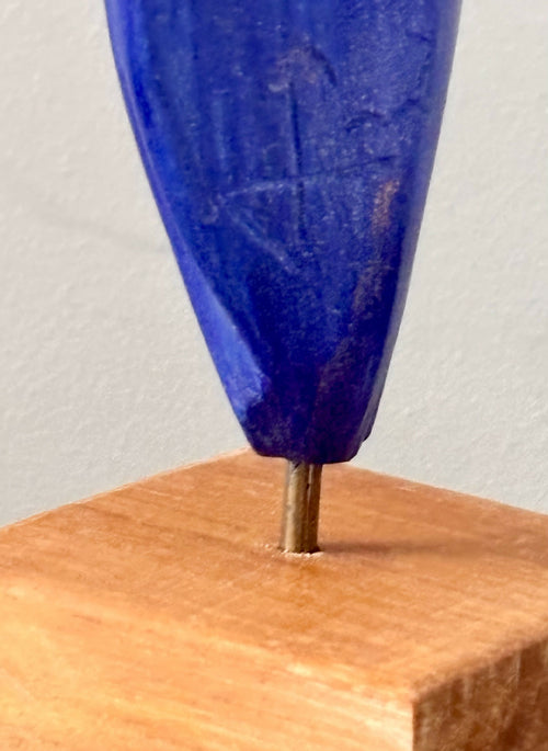 Figurine 28 en pierre calcaire, patine bleu Majorelle, socle en teck rouge | EMPREINTES Paris - EMPREINTES Paris