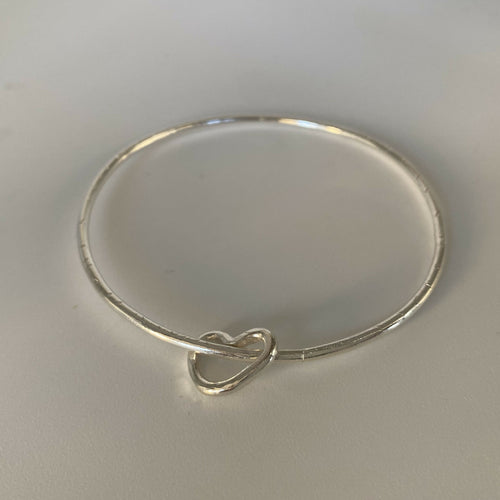 bracelet_jonc_en_argent_massif_martele_et_sa_breloque_coeur_artyssia copie | EMPREINTES Paris - EMPREINTES Paris