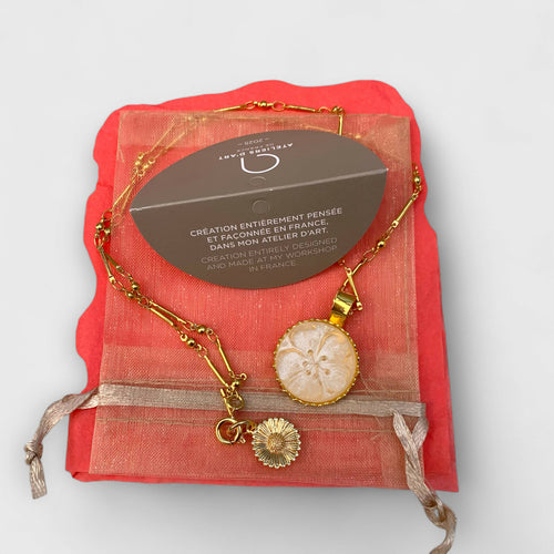 cadeau-bijou-blanc_fleur_floral_frais_printemps_art-nouveau_art-deco_romantique_collier-femme,_bijoux-féminin_artisanat-art_made-in-France_upcycling_bijoux-de-créateur_bohème-chic_bobo-parisien_hippie-chic_bijou-haute-fantaisie,_cadeau-ideal-femme_cadeau-fete-des-meres_cadeau-anniversaire | EMPREINTES Paris - EMPREINTES Paris