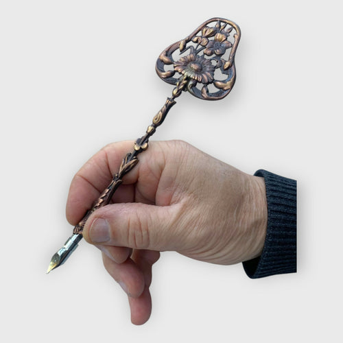porte-plume, fleur, floral, iris, art déco, art nouveau, cadeau homme, instrument écriture, cadeau bureau, accéssoire bureau, objet collection, plume écrivain | EMPREINTES Paris - EMPREINTES Paris
