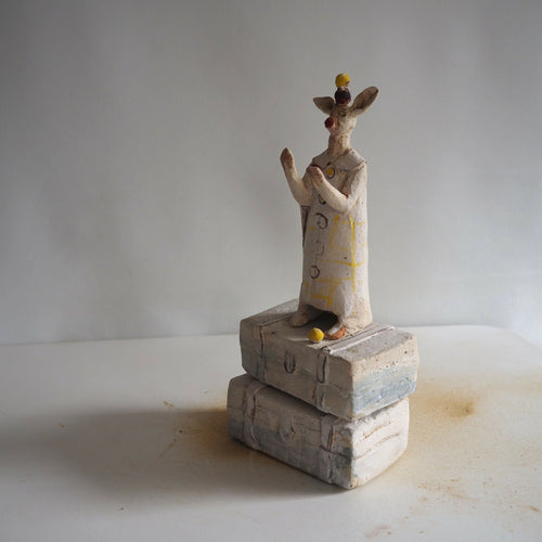 sculpture_clown_jongleur_monte_sur_2_malles_empilees_marie_helene_valladeh copie | EMPREINTES Paris - EMPREINTES Paris