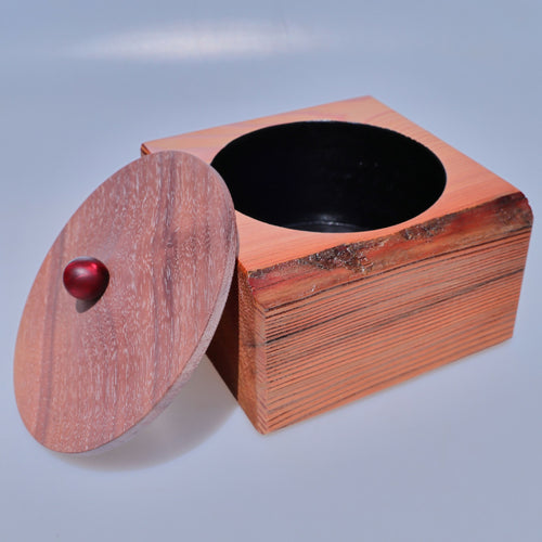 boite_carree_en_meleze_et_couvercle_en_noyer_et_resine_n°2_latelier_du_mercantour copie | EMPREINTES Paris - EMPREINTES Paris