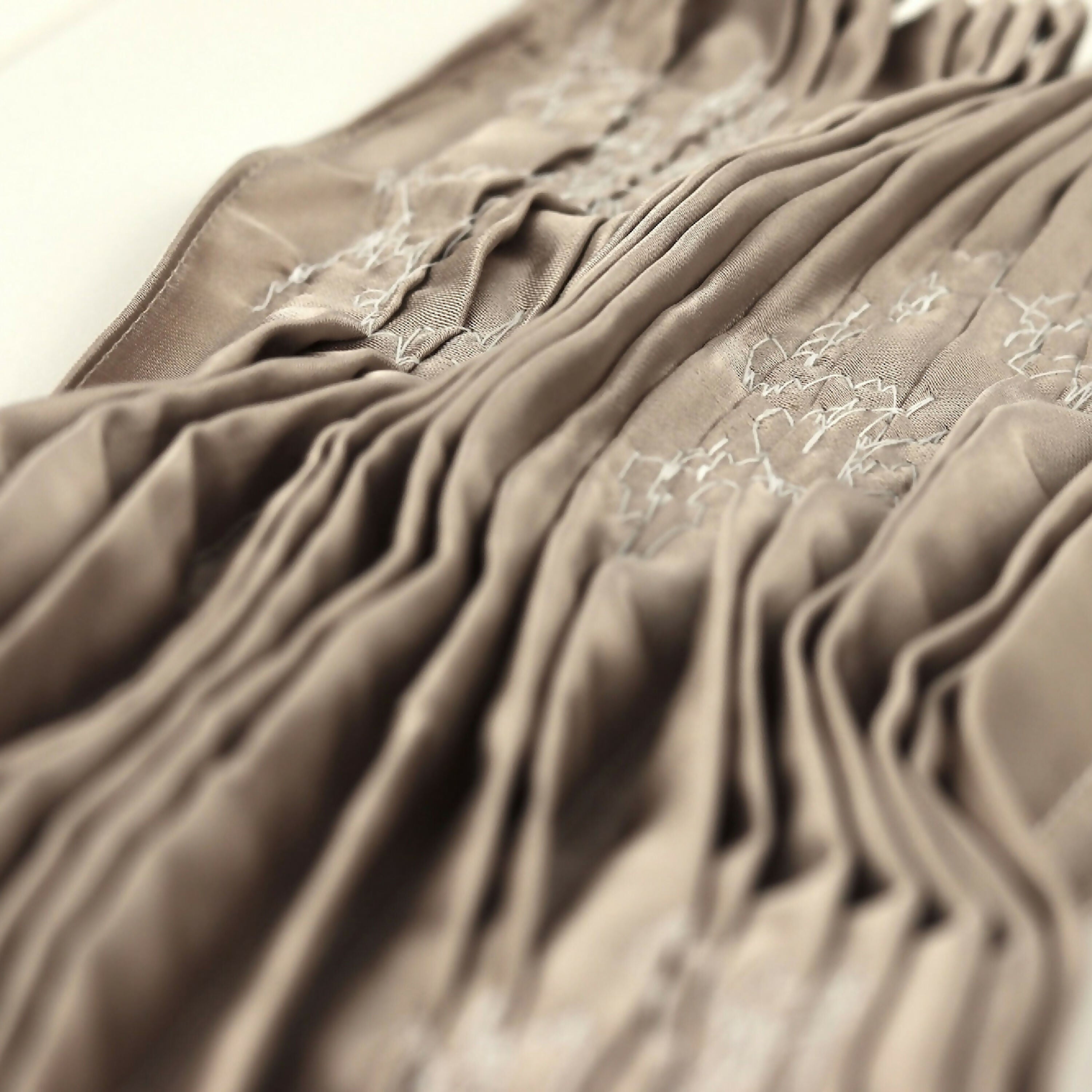 tableau_textile_encadre_oscillations_taupe_a3_floriane_schmitt_studio copie | EMPREINTES Paris
