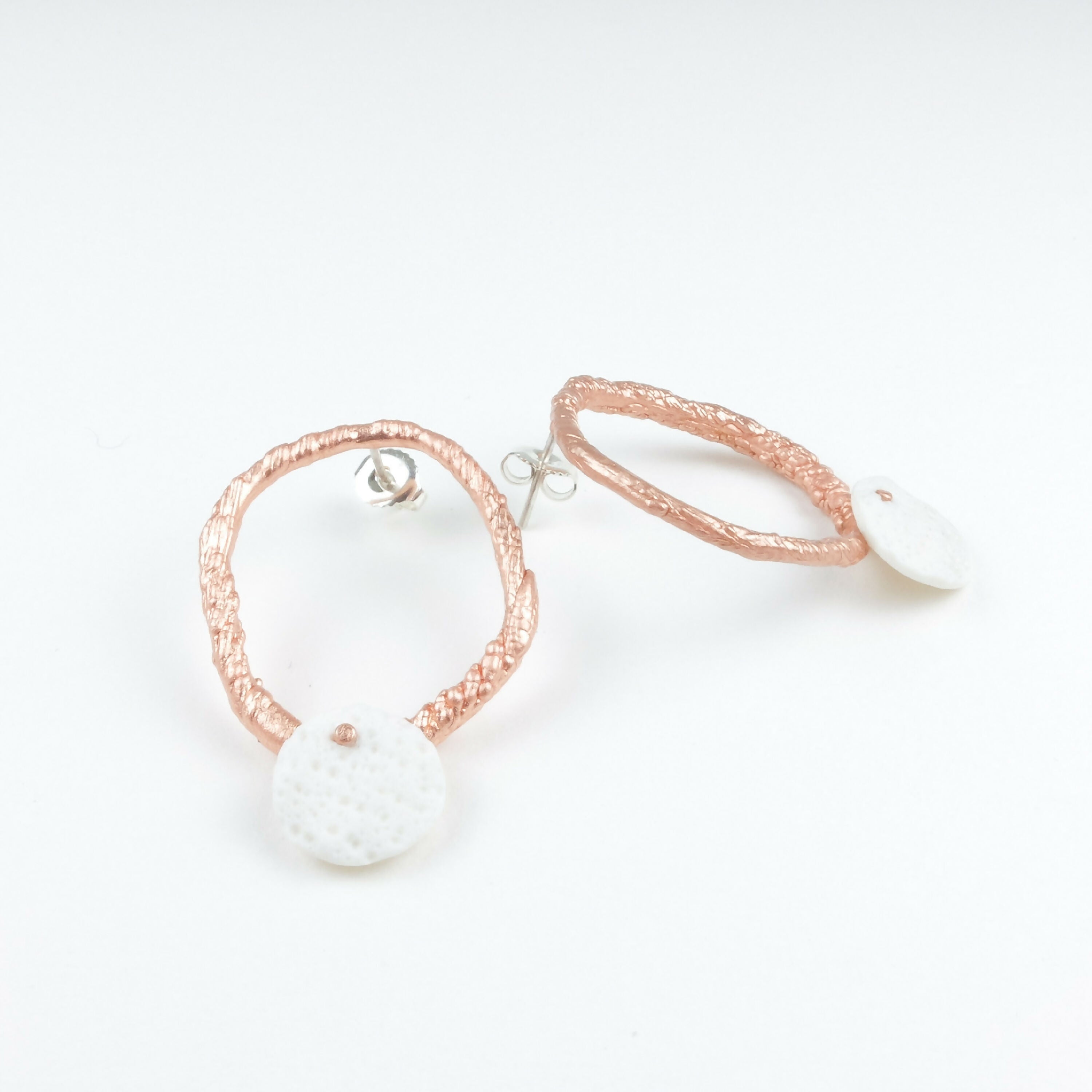 boucles_doreilles_ovales_porcelaine_et_cuivre_texture_atelier_christine_moquet1 copie | EMPREINTES Paris