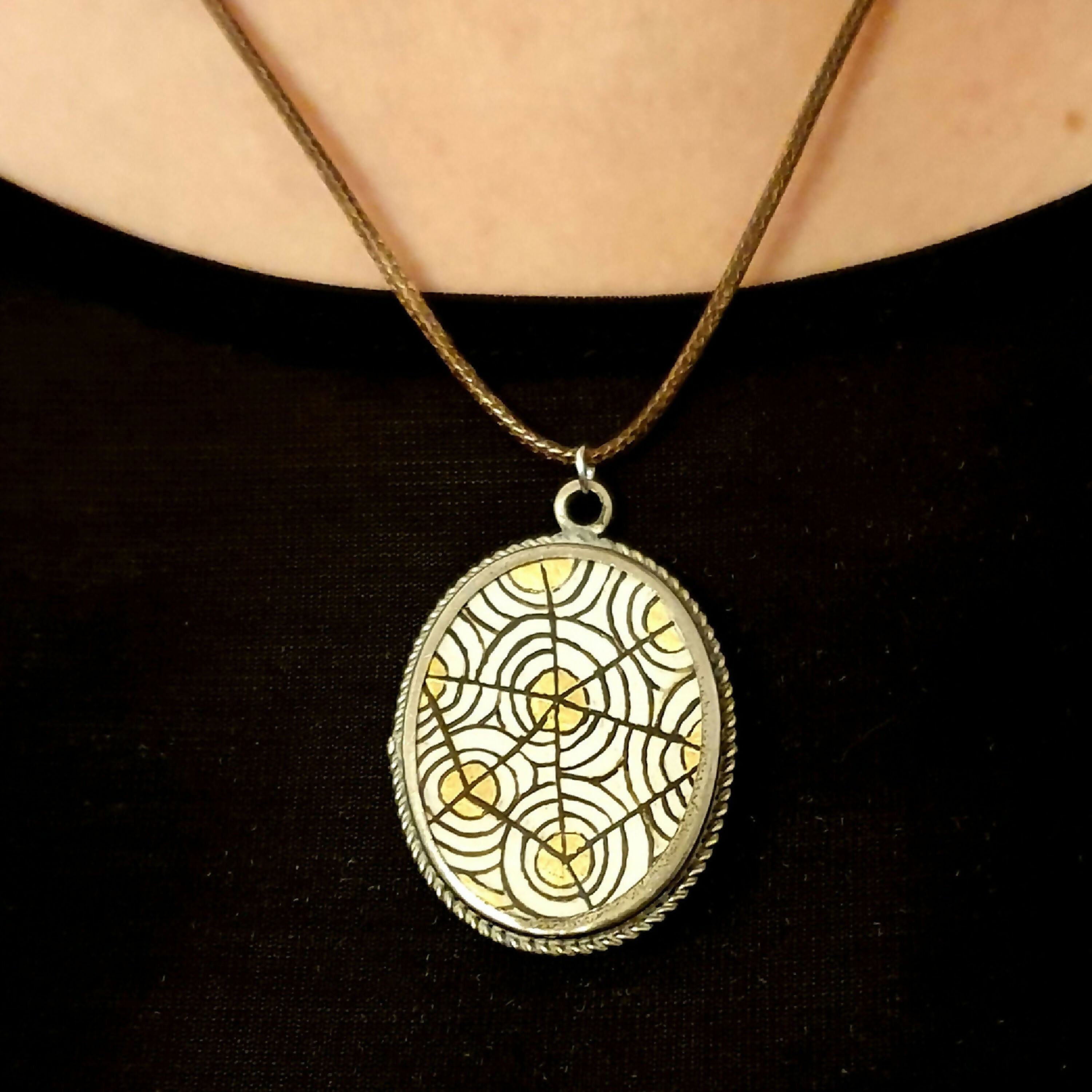 medaillon_a_motifs_geometriques_les_parchemins_dores_enluminure copie | EMPREINTES Paris