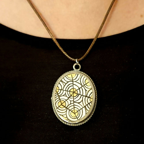 medaillon_a_motifs_geometriques_les_parchemins_dores_enluminure copie | EMPREINTES Paris - EMPREINTES Paris