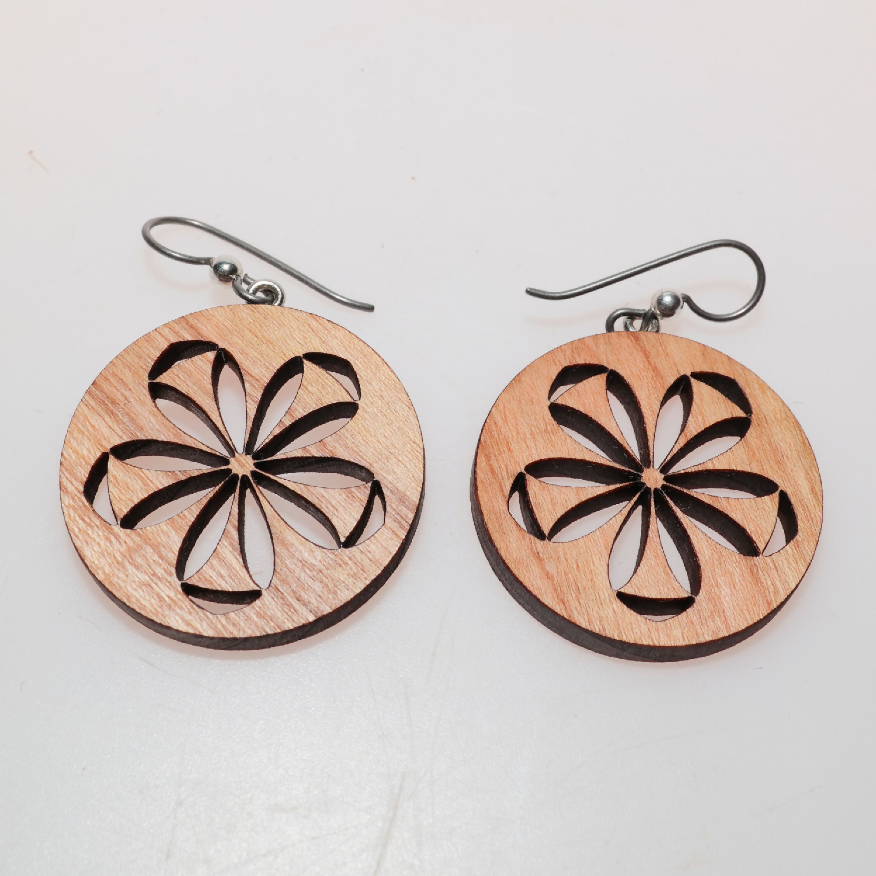 boucles_doreilles_rosace_en_bois_de_cerisier_latelier_du_mercantour copie | EMPREINTES Paris