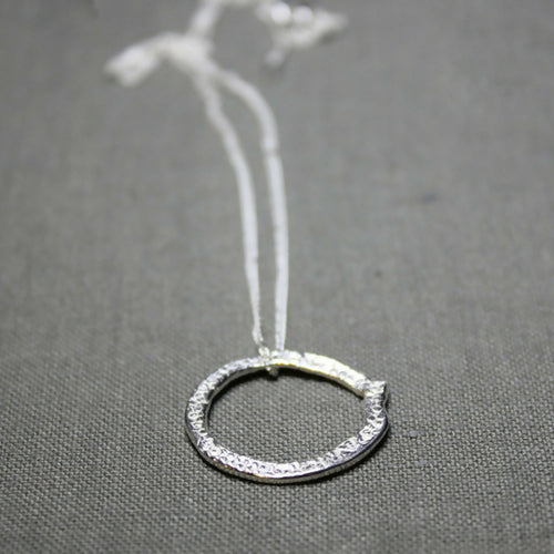 Collier cercle texturé en argent massif | EMPREINTES Paris - EMPREINTES Paris