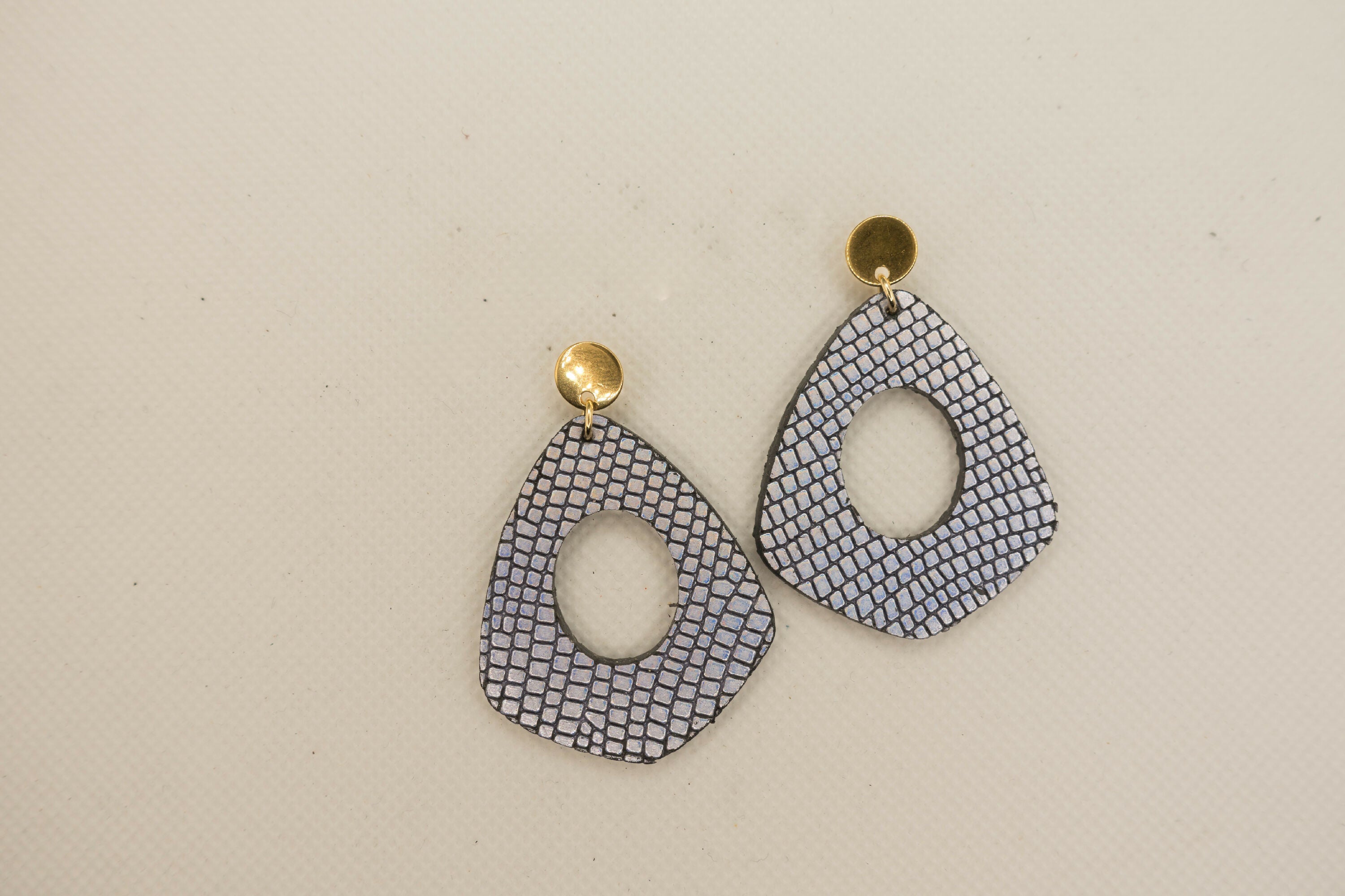 boucles_doreilles_creoles_en_cuir_imprime_ecaille_julie_troncin_maroquinerie | EMPREINTES Paris