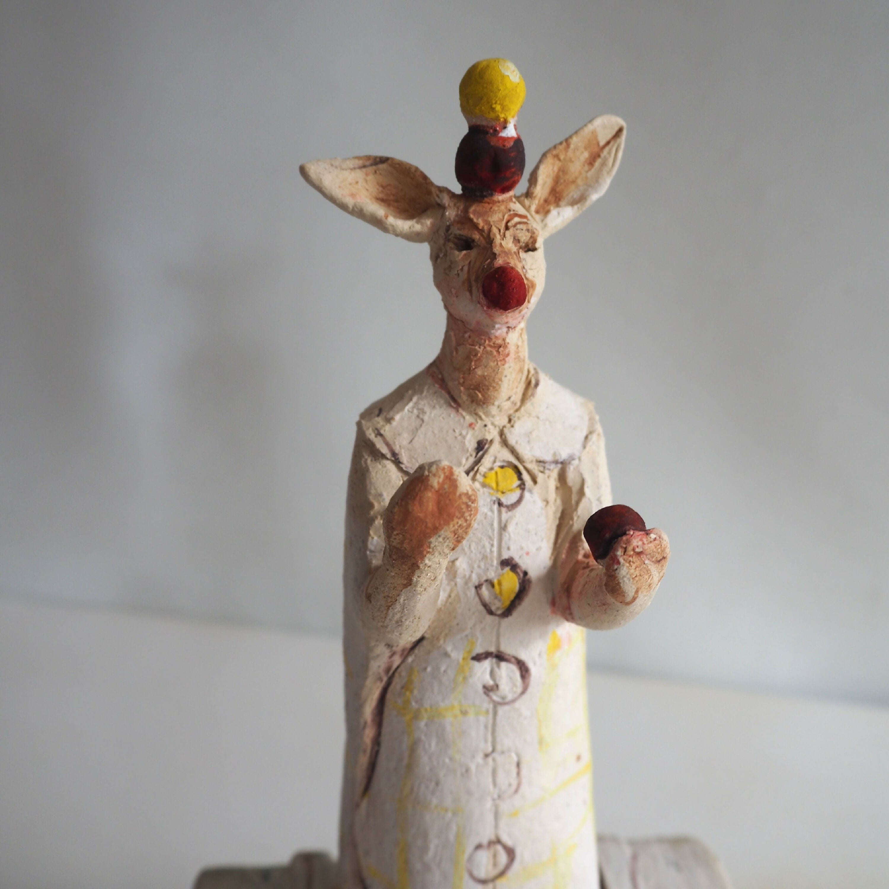 sculpture_clown_jongleur_monte_sur_2_malles_empilees_marie_helene_valladeh copie | EMPREINTES Paris