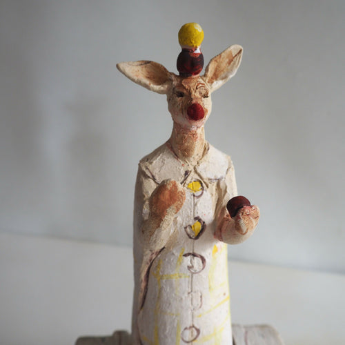 sculpture_clown_jongleur_monte_sur_2_malles_empilees_marie_helene_valladeh copie | EMPREINTES Paris - EMPREINTES Paris