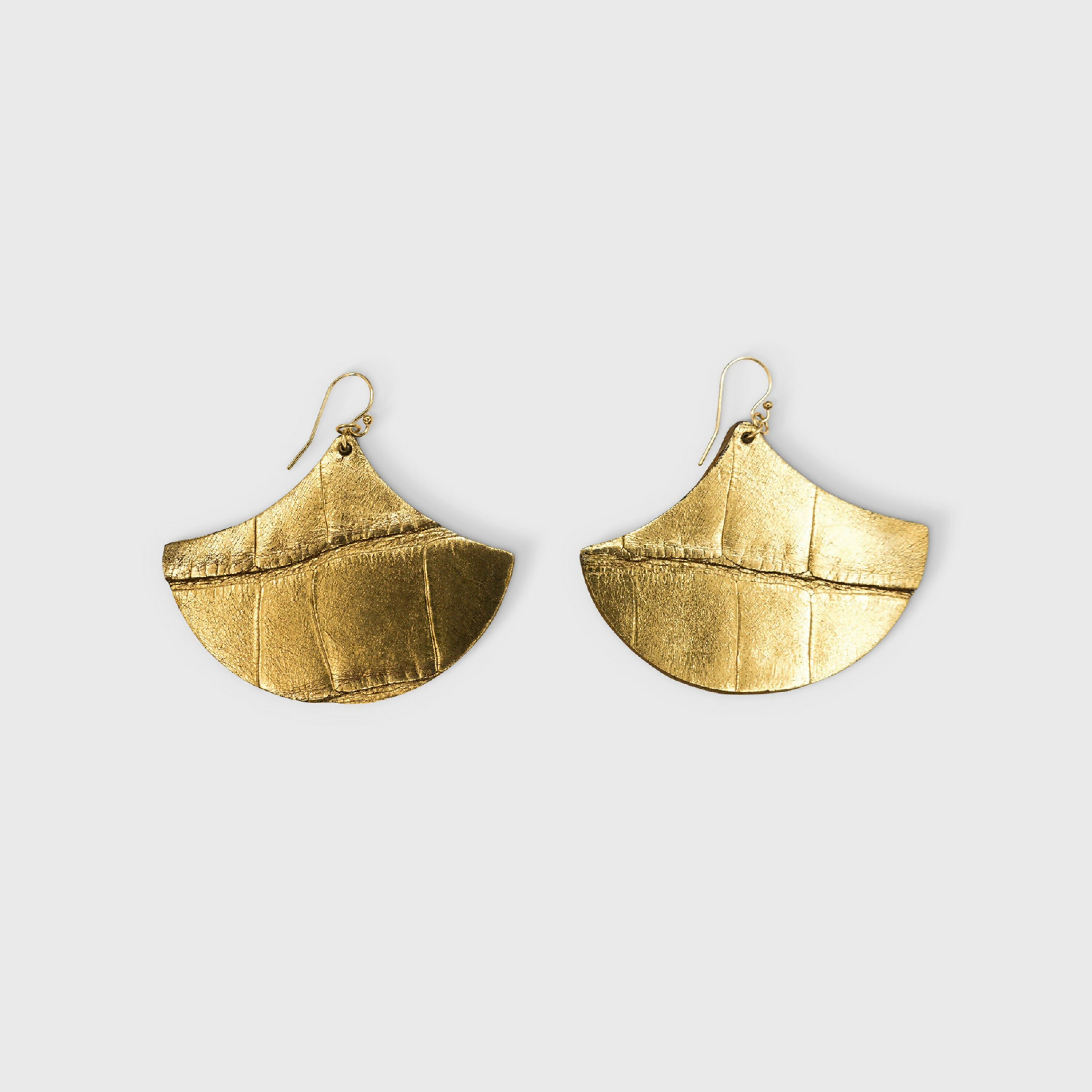 boucles_doreilles_en_cuir_ginkgo_julie_troncin_maroquinerie | EMPREINTES Paris