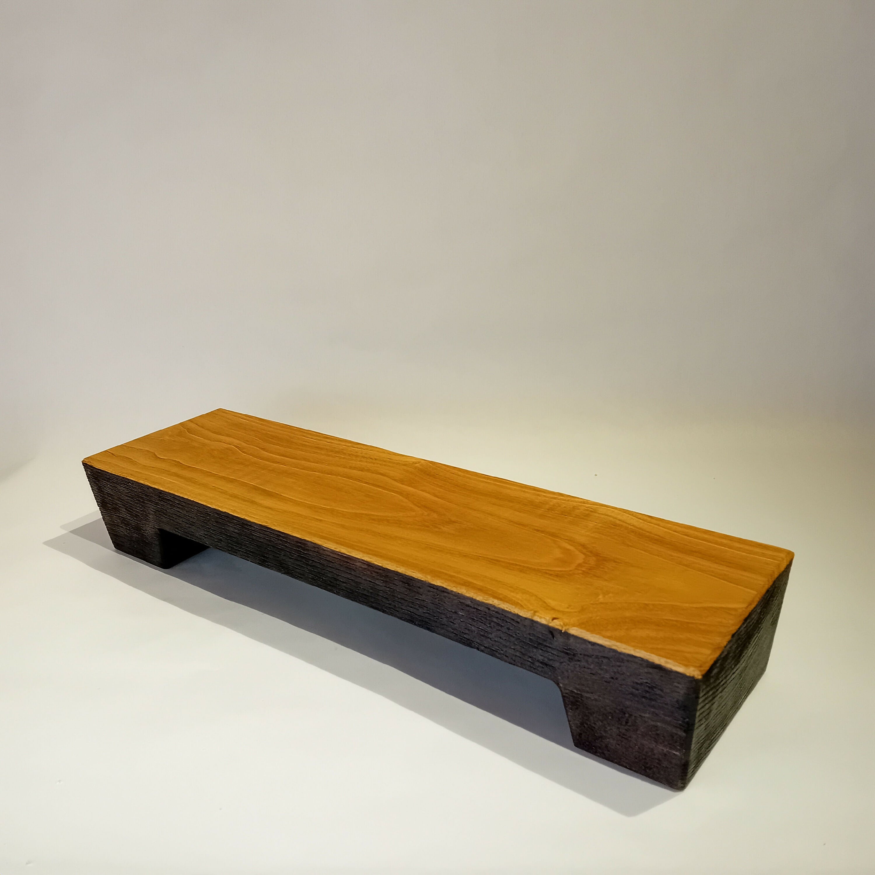 Planche de présentation en chataignier / pieds ébonisés | EMPREINTES Paris