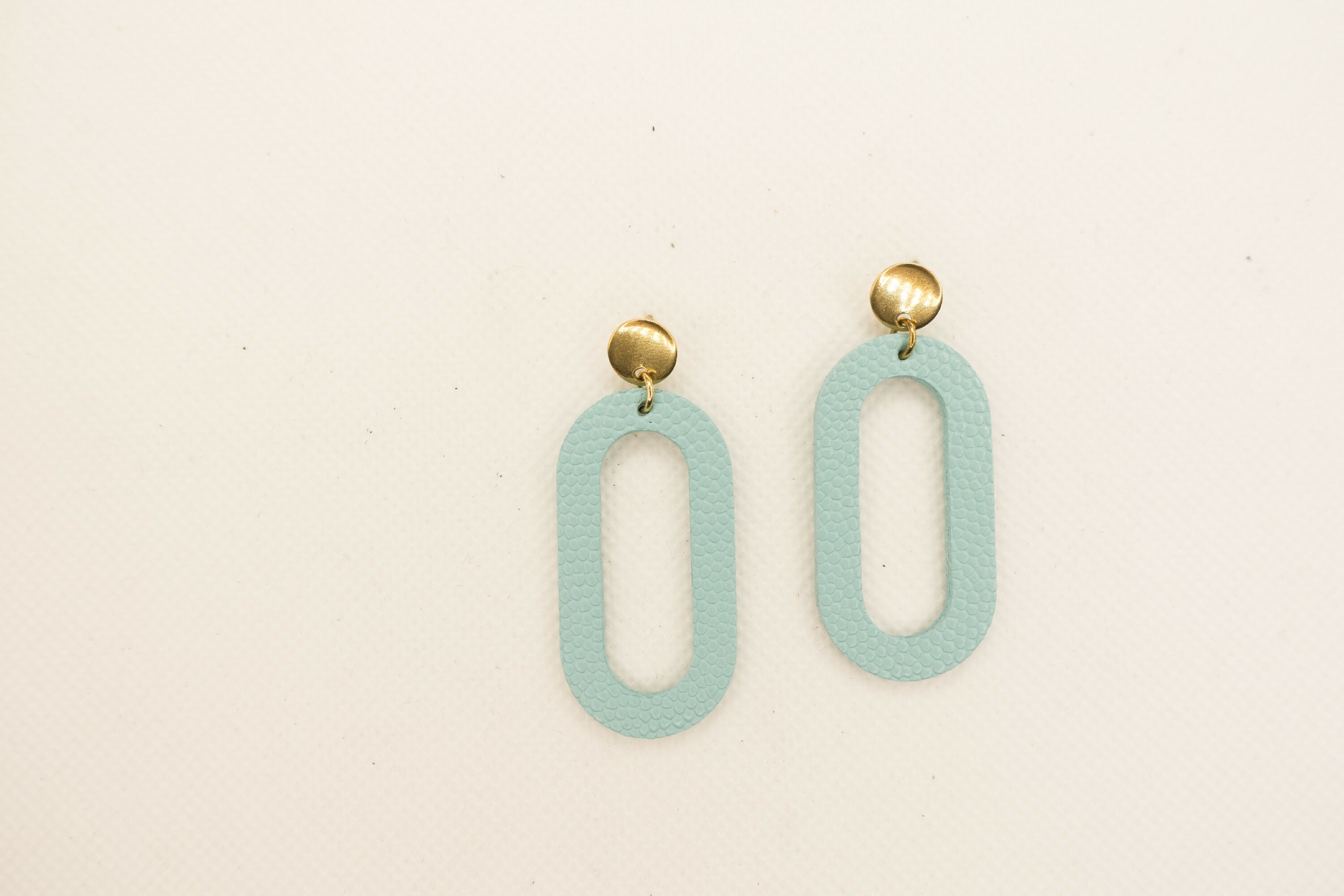 boucles_doreilles_arche_art_deco_en_cuir_bleu_ciel_julie_troncin_maroquinerie | EMPREINTES Paris