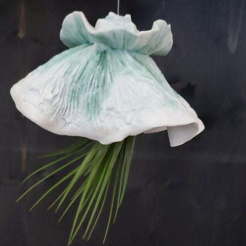 sculpture_a_suspendre_meduse_et_tillandsia_sophie_luline_ceramiste copie | EMPREINTES Paris - EMPREINTES Paris