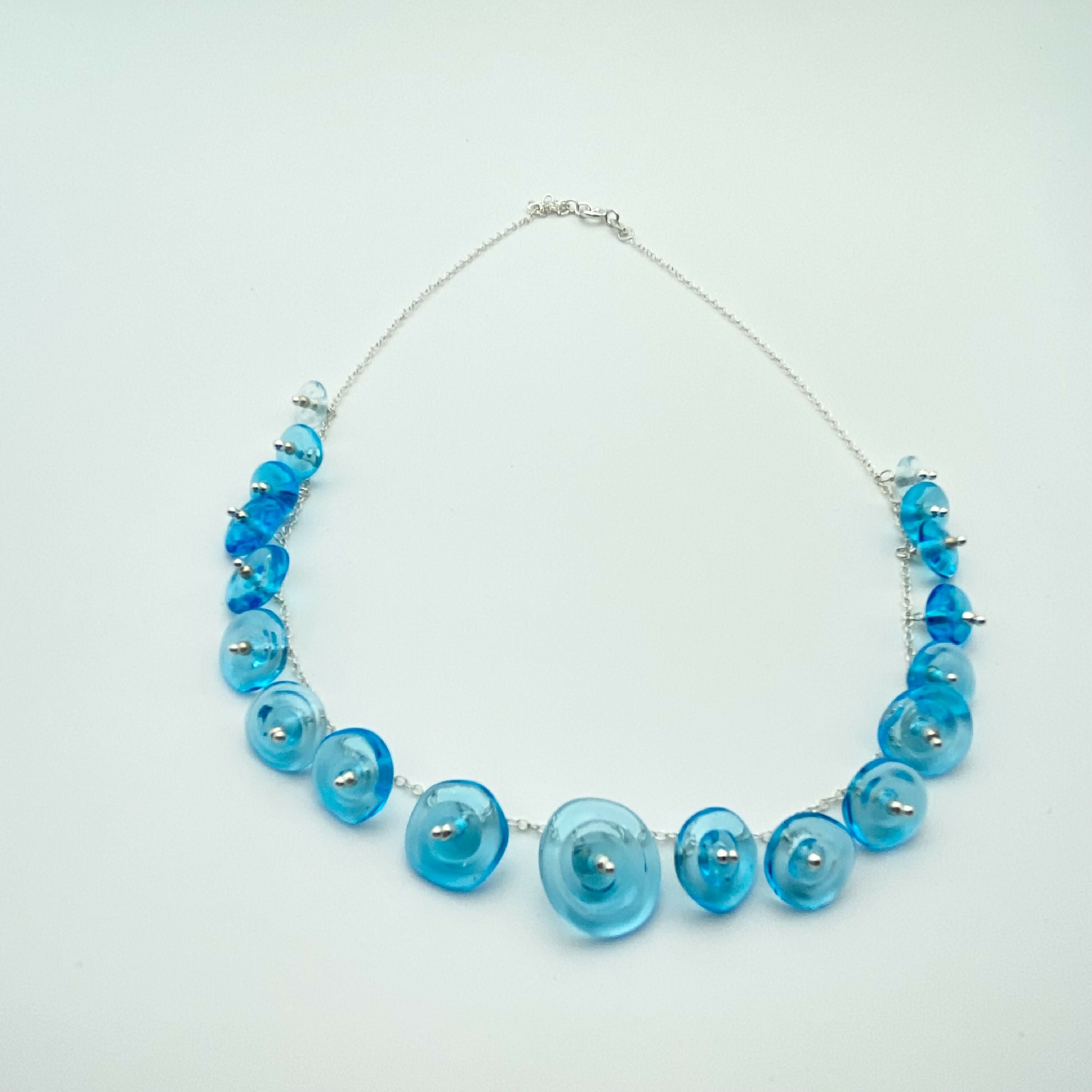 collier_de_perles_en_verre_bleu_clair_transparent_monte_sur_une_chaine_en_argent_lathoumetie_helene copie | EMPREINTES Paris