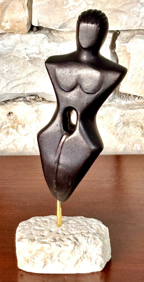 Figurine 26 en pierre calcaire, patine noir cuivré, socle en calcaire | EMPREINTES Paris - EMPREINTES Paris