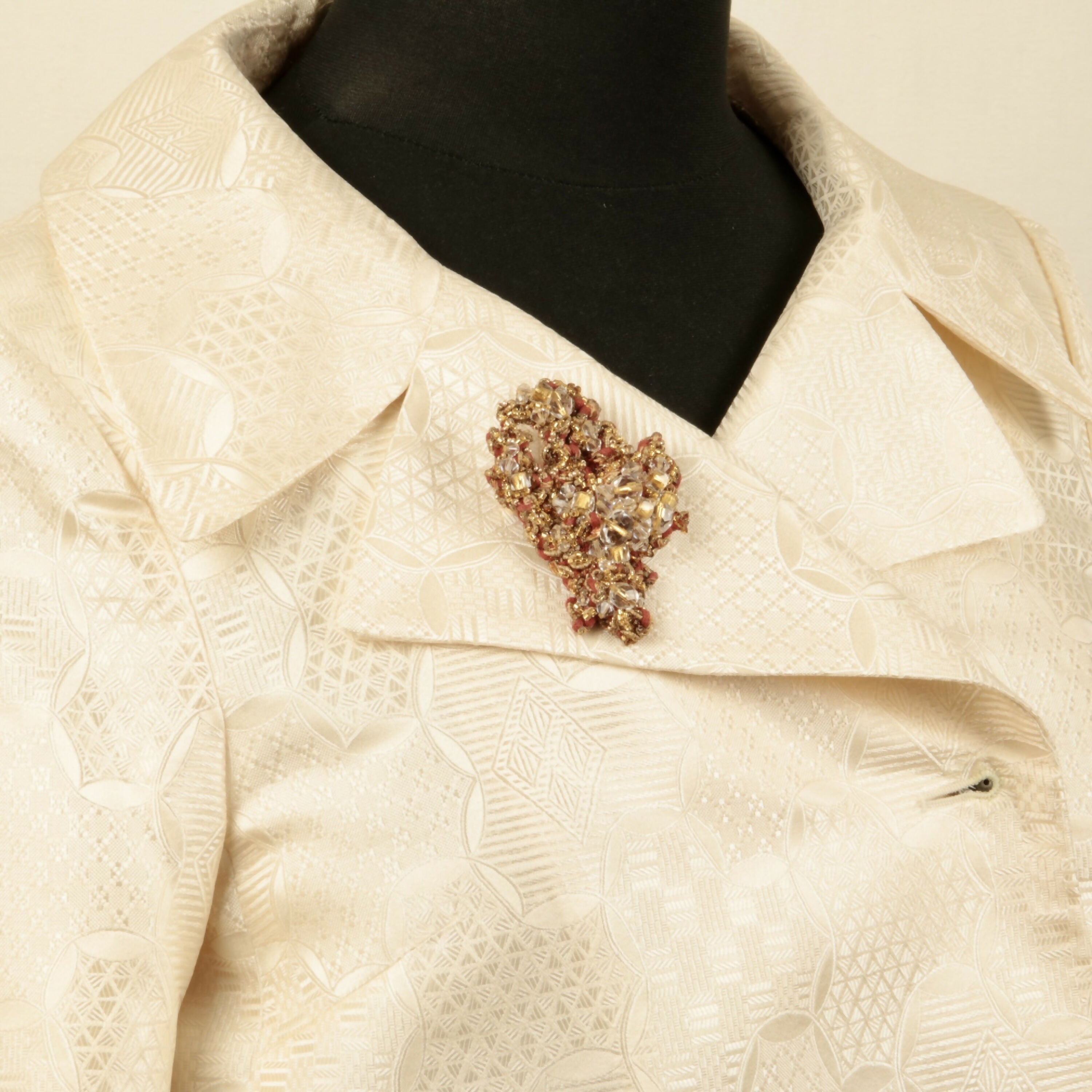 Broche Baroque or - Sculpture textile à porter | EMPREINTES Paris