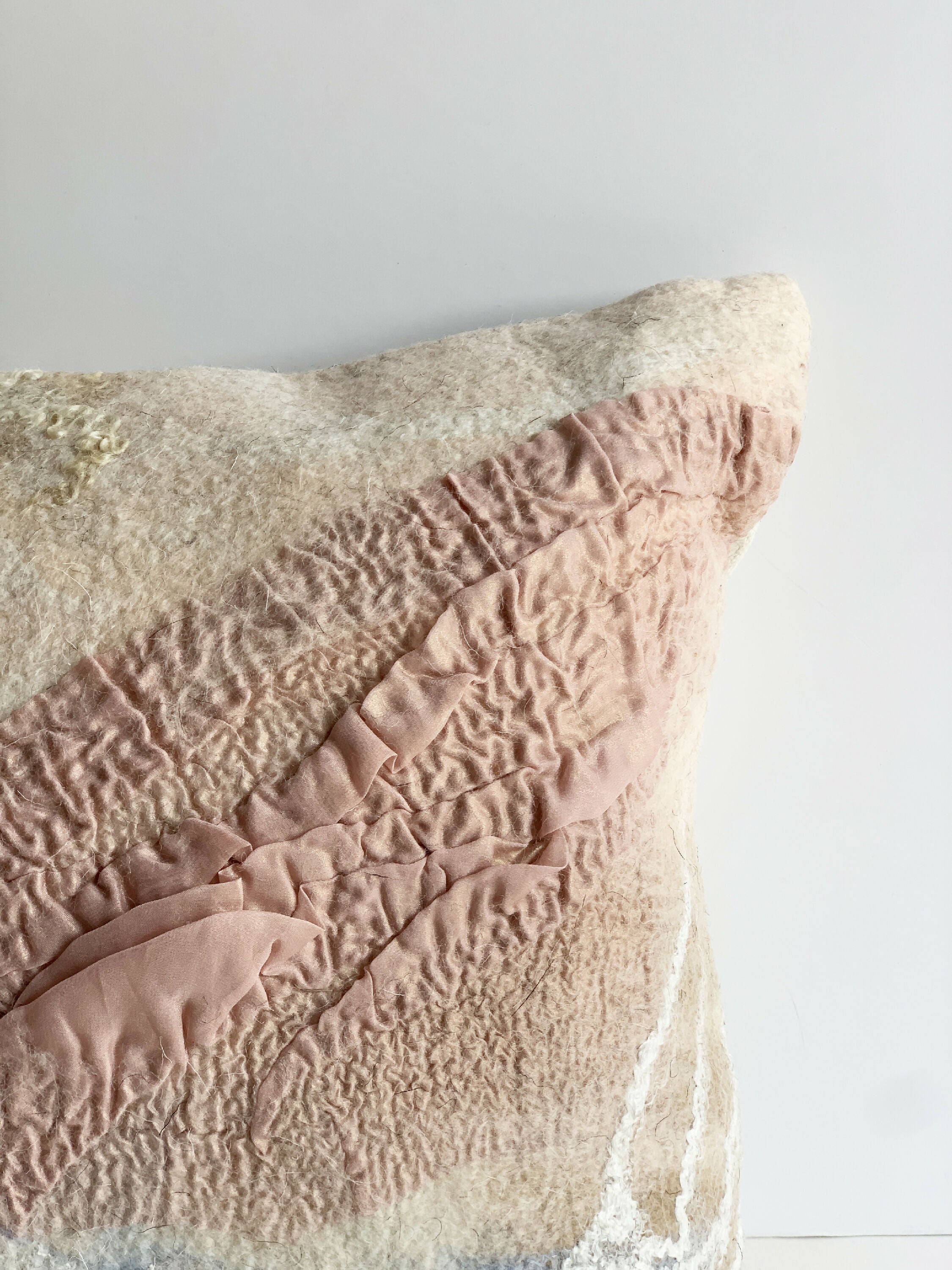 coussin_rectangulaire_en_laine_collection_ecume_accords_feutres copie | EMPREINTES Paris