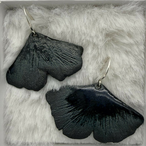 Boucles d’oreilles ginkgo bleu nuit | EMPREINTES Paris - EMPREINTES Paris