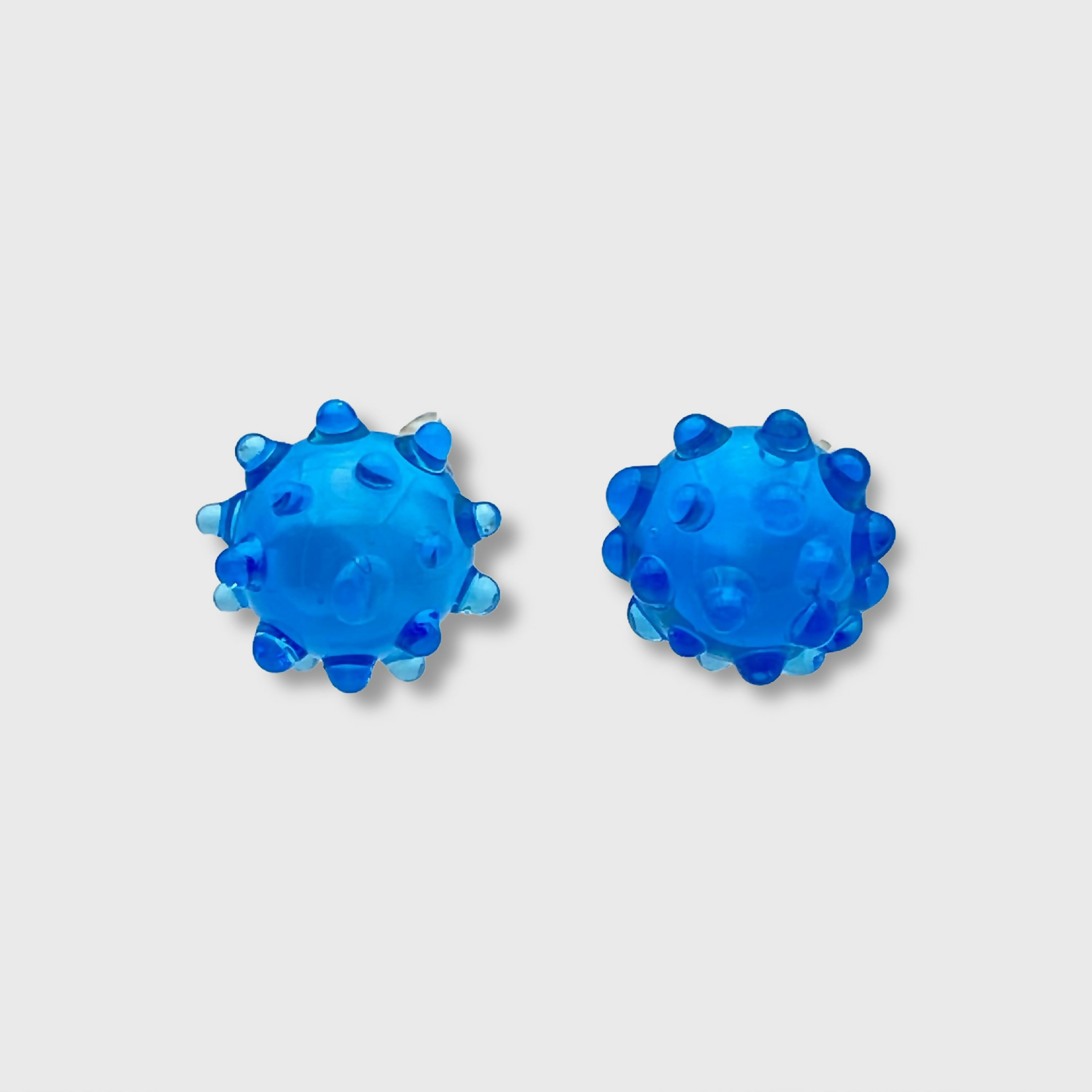 boucles_doreilles_puces_en_verre_bleu_clair_lathoumetie_helene copie | EMPREINTES Paris