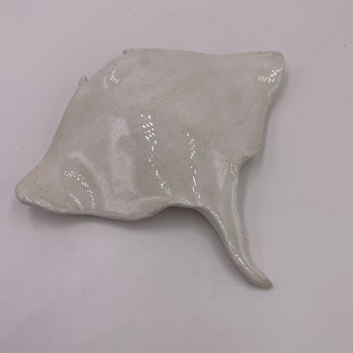 Sculpture moyenne petite Raie Manta en grès blanc - prenant copie | EMPREINTES Paris - EMPREINTES Paris