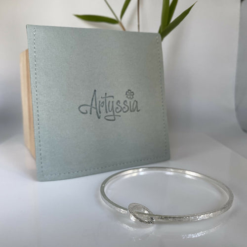 bracelet_jonc_en_argent_massif_martele_et_sa_breloque_mini_jonc_assortie_artyssia | EMPREINTES Paris - EMPREINTES Paris