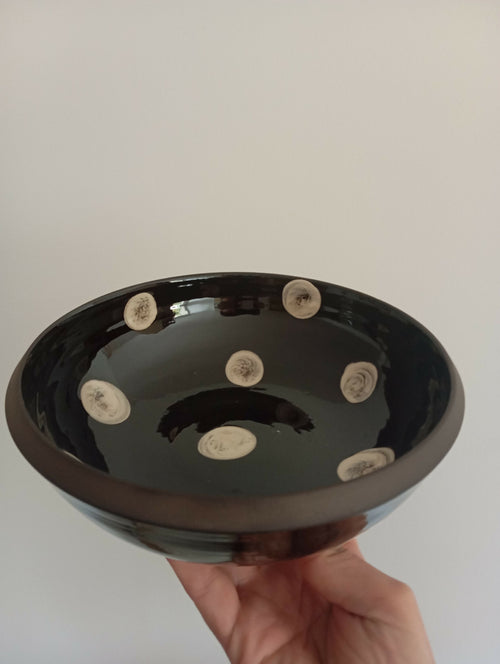 assiette_creuse_fond_noir_pois_blancs_georgie_blin_ceramiste copie | EMPREINTES Paris - EMPREINTES Paris