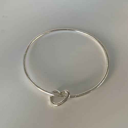 bracelet_jonc_en_argent_massif_martele_et_sa_breloque_coeur_artyssia copie | EMPREINTES Paris - EMPREINTES Paris