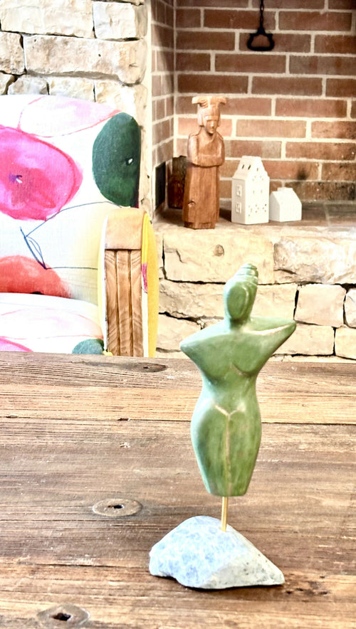 Figurine 25 en pierre calcaire, patine vert bronze, socle en granite vert | EMPREINTES Paris - EMPREINTES Paris