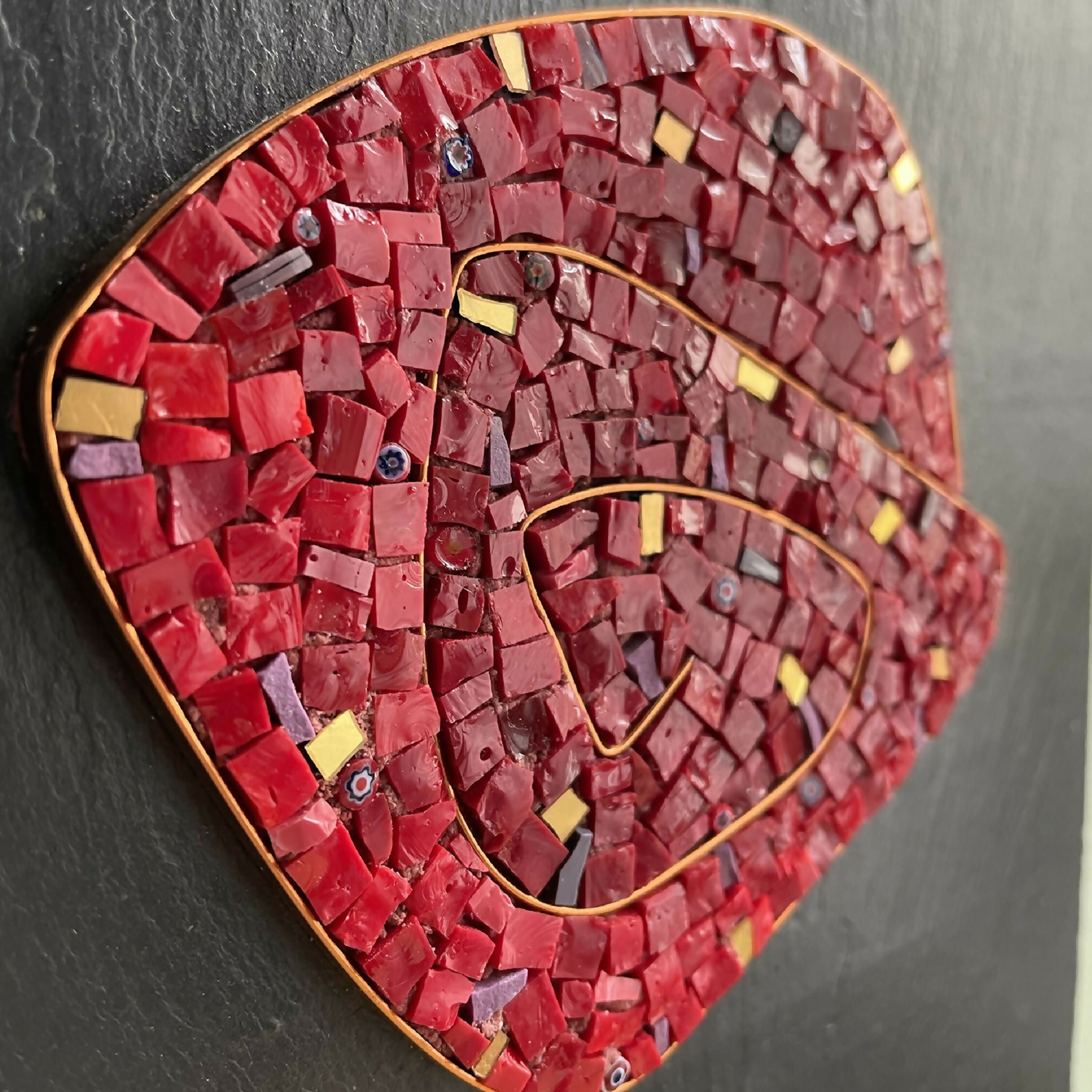 tableau_mosaique_rouge_sur_ardoise_musea_mosaique copie | EMPREINTES Paris