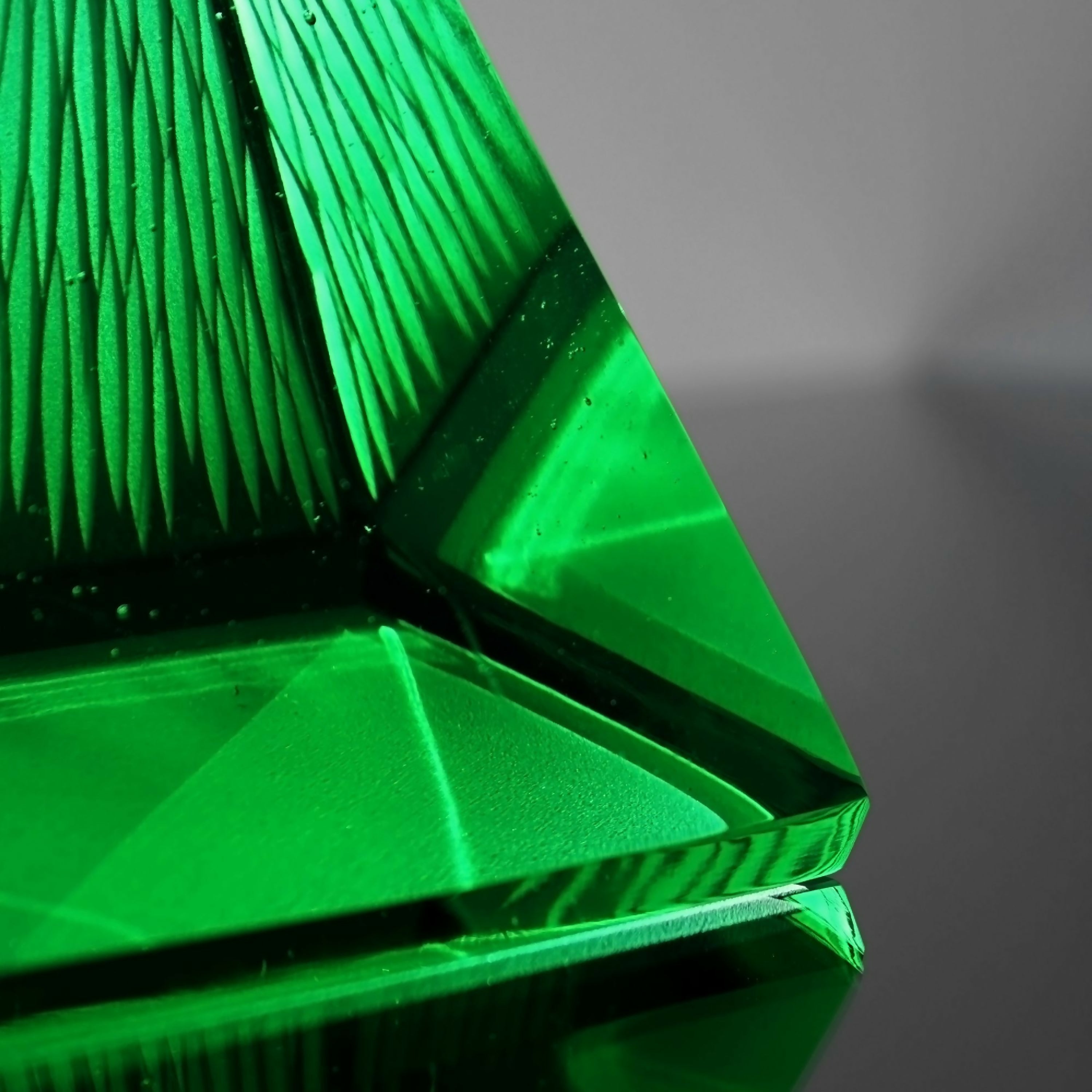 sculpture_pyramide_emeraude_trait_dunion_artisans copie | EMPREINTES Paris