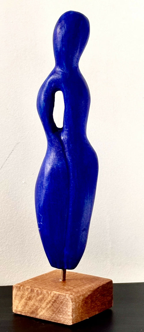 Figurine 28 en pierre calcaire, patine bleu Majorelle, socle en teck rouge | EMPREINTES Paris - EMPREINTES Paris