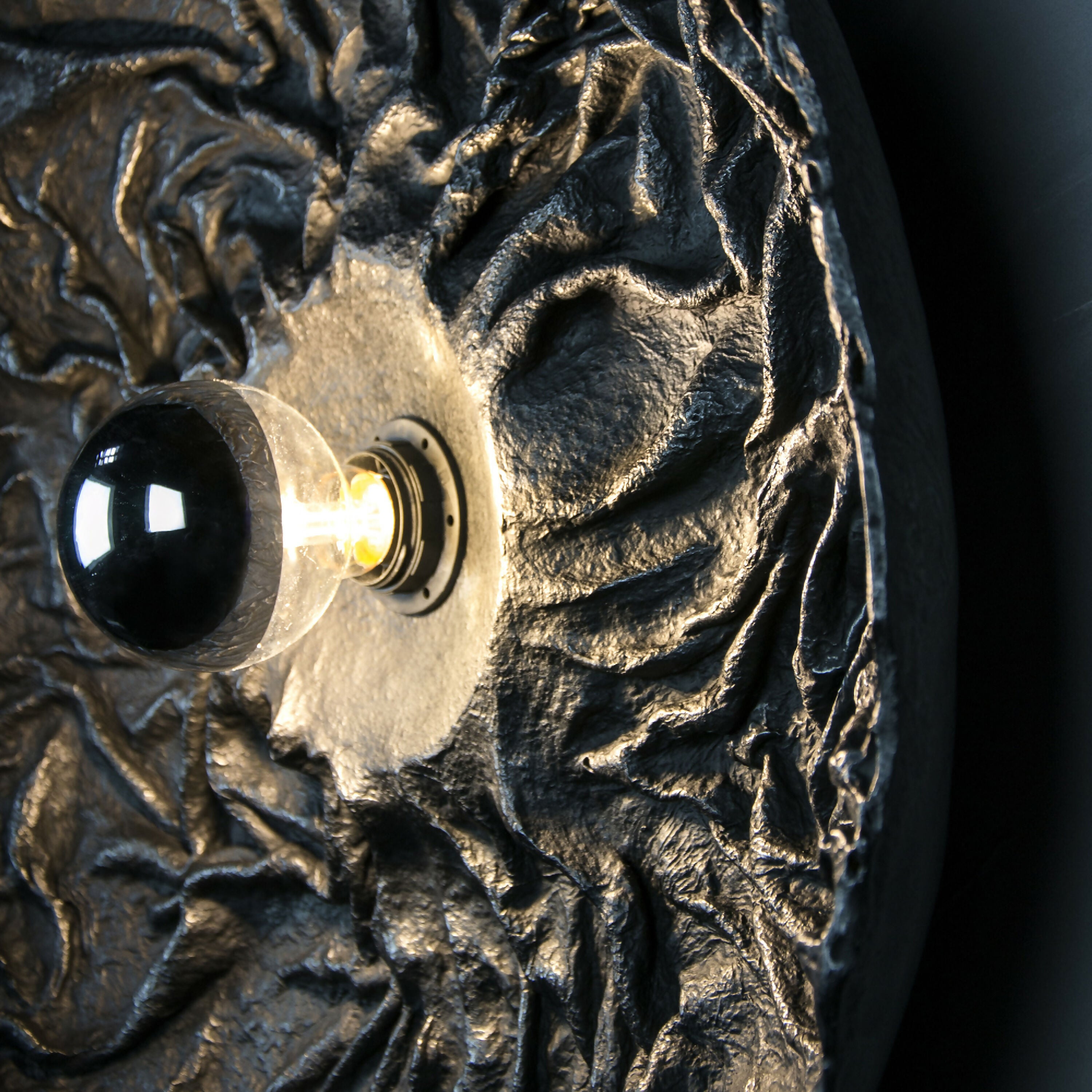 sculpture_murale_lumineuse_texturee_noire_metallisee_namib_s_kif_studio copie | EMPREINTES Paris