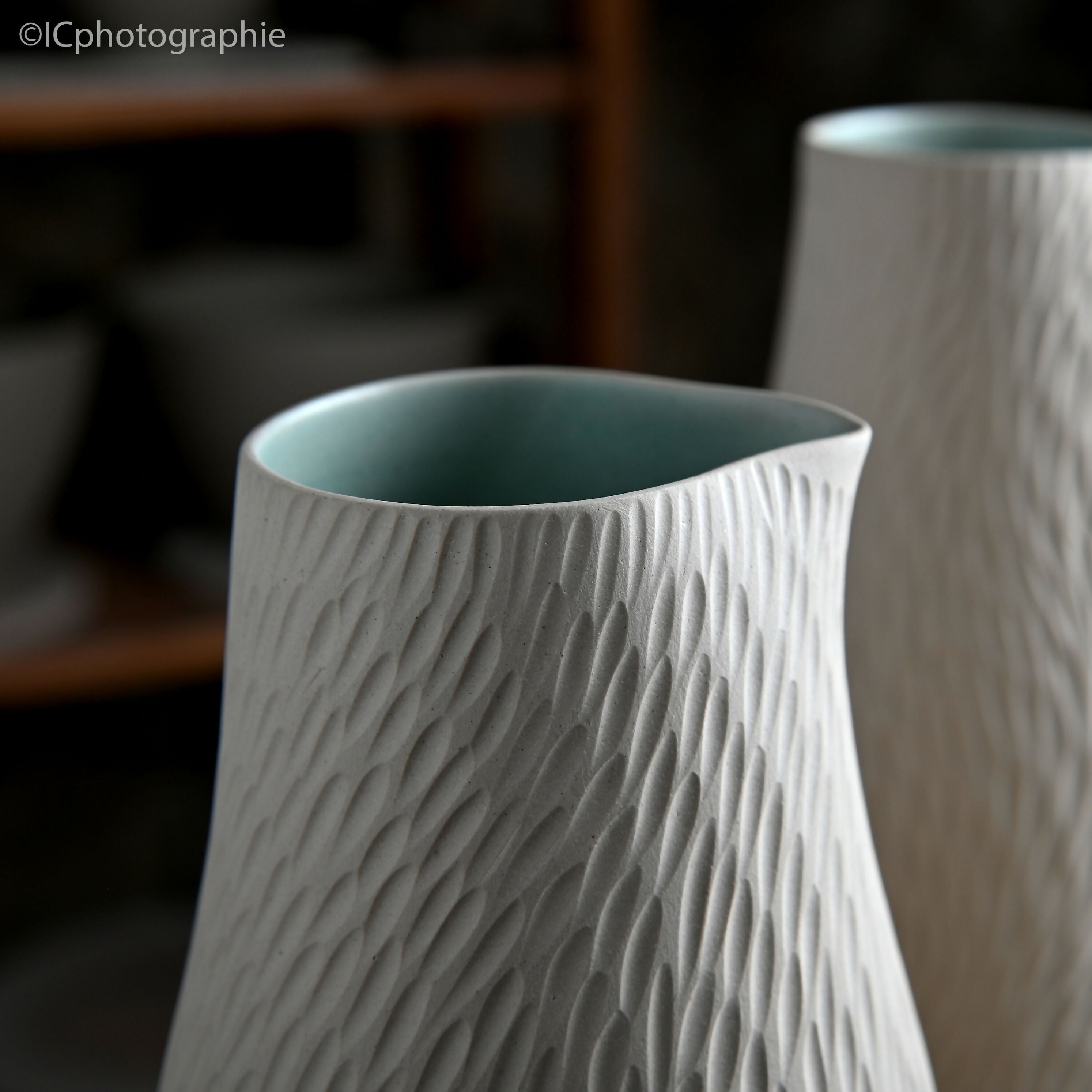 carafe_blanche_gravee_emmanuelle_manche_ceramique copie | EMPREINTES Paris