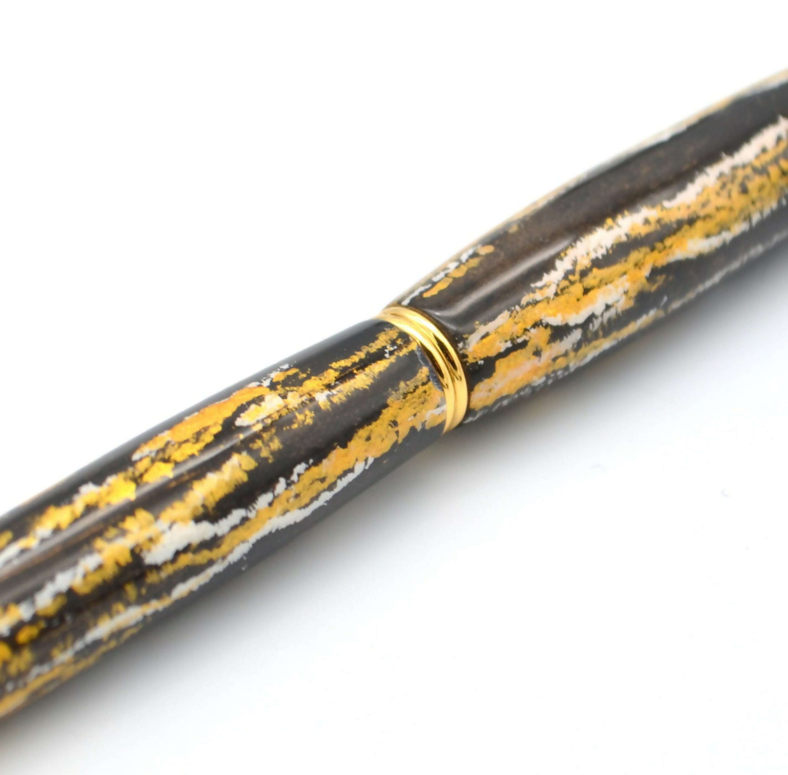 stylo_a_bille_en_chataignier_vieilli_et_peint_a_la_main_i077_benjamin_pamart copie | EMPREINTES Paris