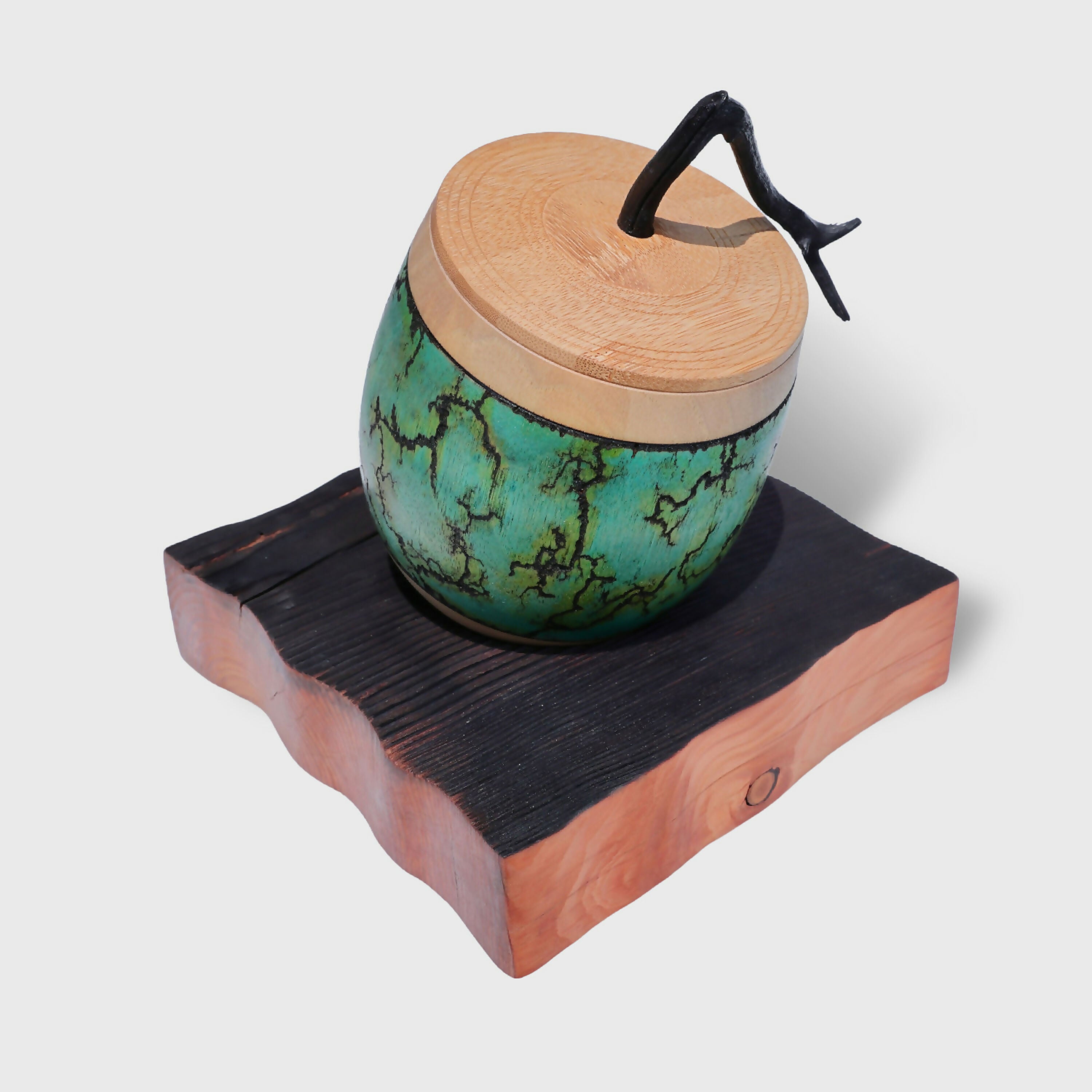 boite_decorative_en_bois_de_noyer_et_de_bambou_sur_support_en_meleze_latelier_du_mercantour copie | EMPREINTES Paris