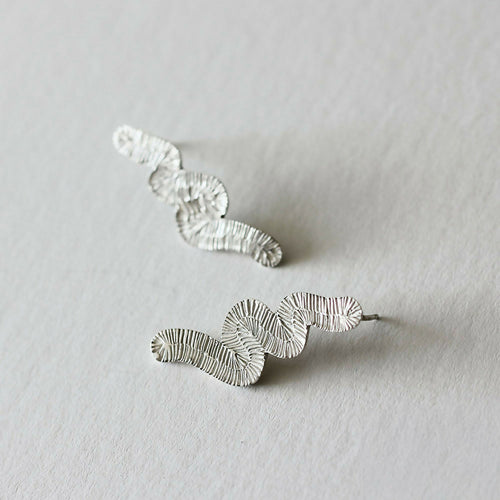 grandes_boucles_doreilles_puces_volutes_zigzag_en_argent_massif_recycle_maa_bijoux copie | EMPREINTES Paris - EMPREINTES Paris