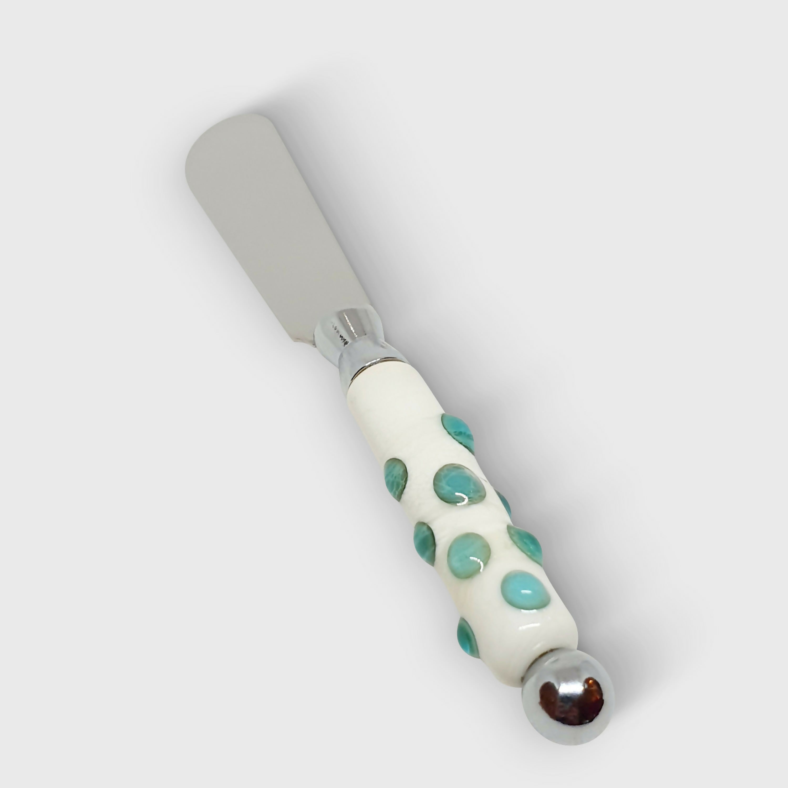 Couteau à beurre en verre ivoire et pois vert marin | EMPREINTES Paris