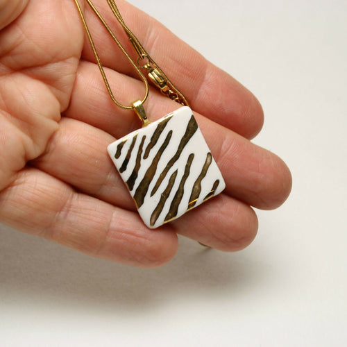 pendentif_en_porcelaine_avec_motif_tigre_dore_sara_grace_wevill | EMPREINTES Paris - EMPREINTES Paris