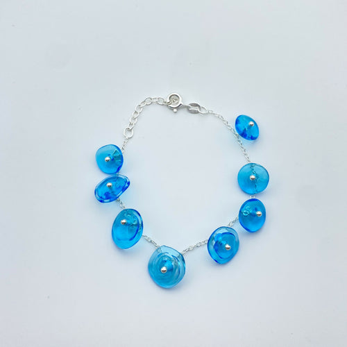bracelet_en_perles_en_verre_bleu_monte_sur_une_chaine_en_argent_lathoumetie_helene copie | EMPREINTES Paris - EMPREINTES Paris