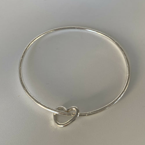 bracelet_jonc_en_argent_massif_martele_et_sa_breloque_coeur_artyssia copie | EMPREINTES Paris - EMPREINTES Paris