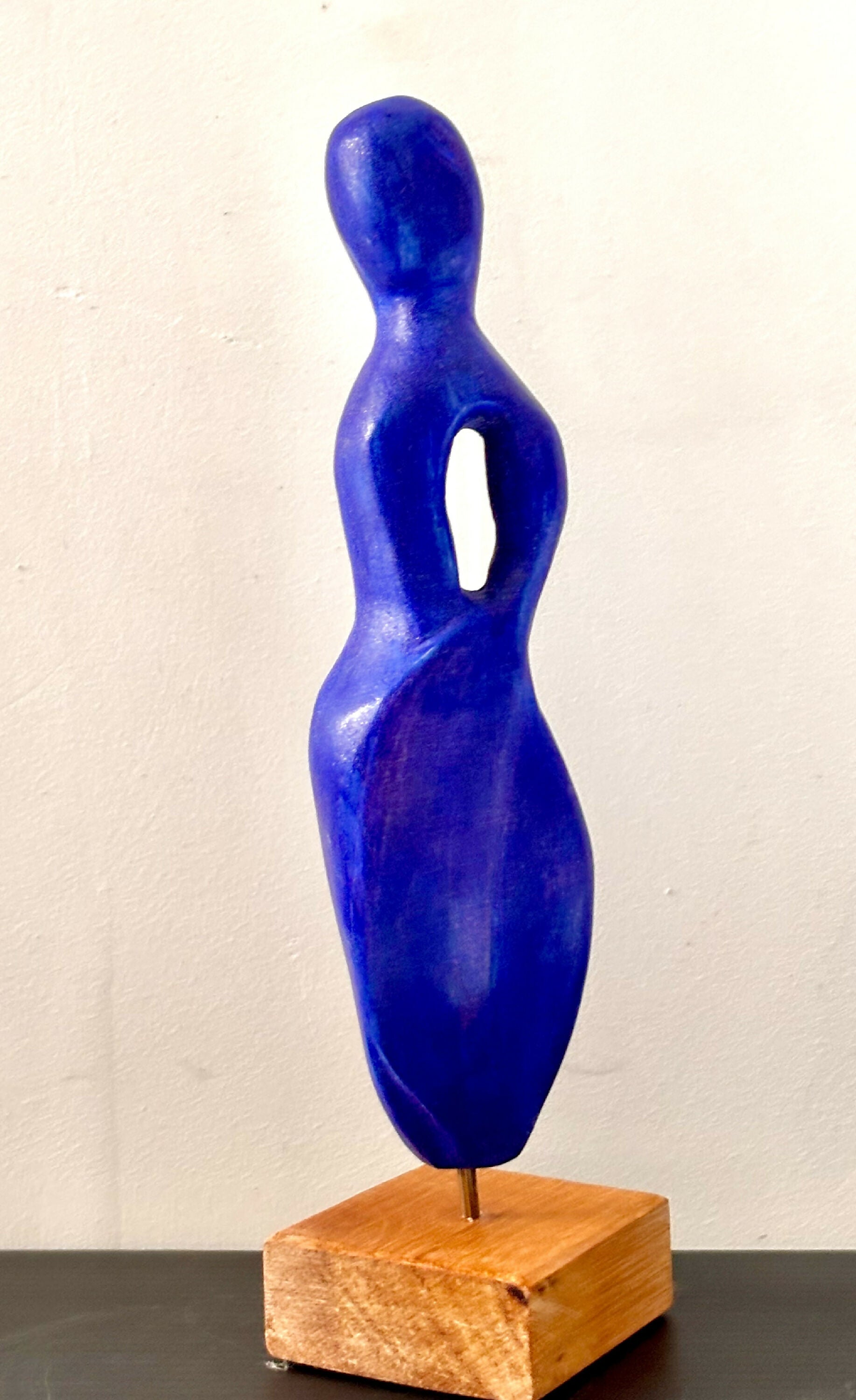 Figurine 28 en pierre calcaire, patine bleu Majorelle, socle en teck rouge | EMPREINTES Paris