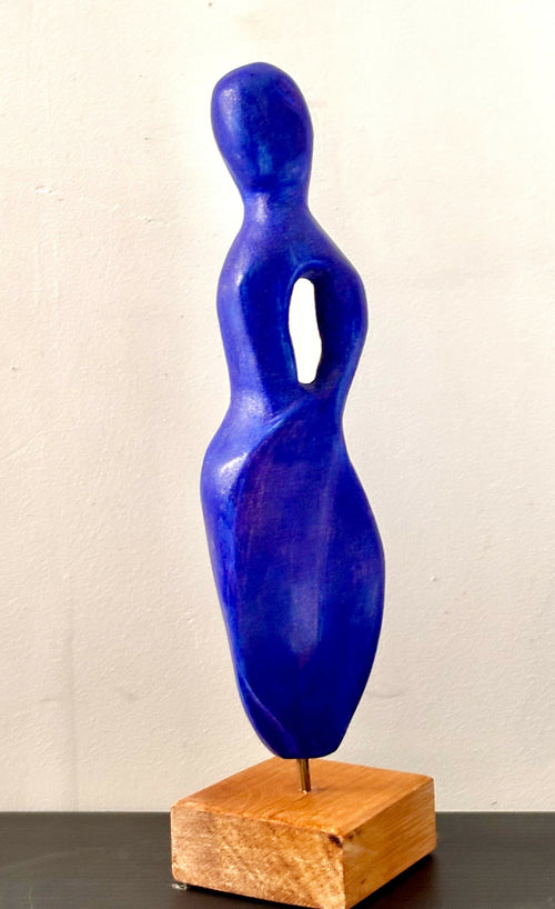 Figurine 28 en pierre calcaire, patine bleu Majorelle, socle en teck rouge | EMPREINTES Paris - EMPREINTES Paris