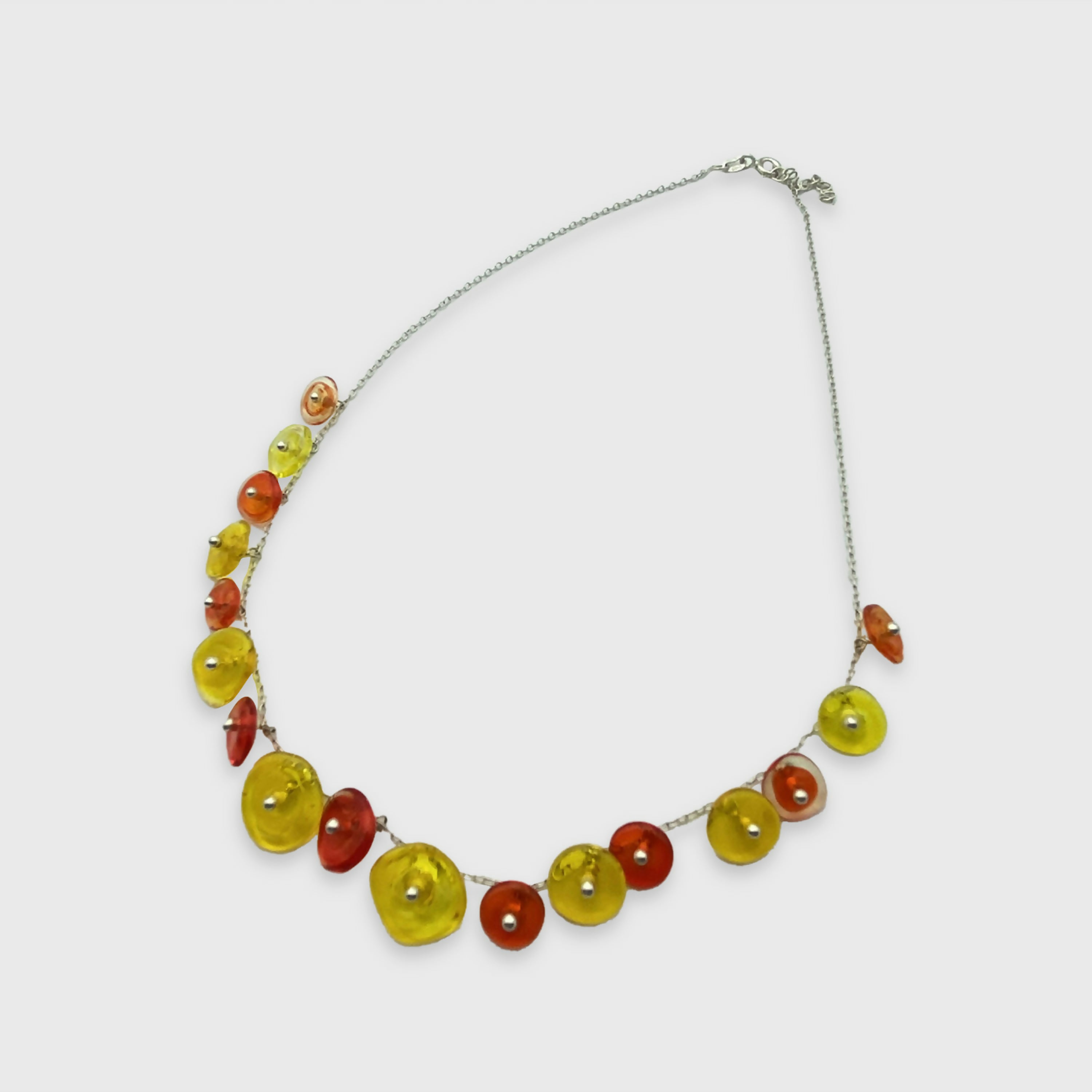 collier_de_perles_en_verre_colorees_orange_et_jaune_clair_avec_chaine_en_argent_lathoumetie_helene copie | EMPREINTES Paris